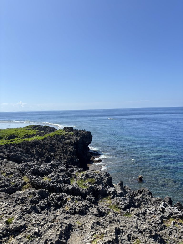 辺戸岬から望む絶壁と海